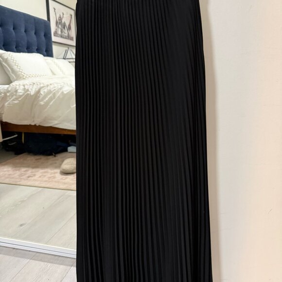 Babaton aritzia pleated skirt size S - Picture 2 of 3